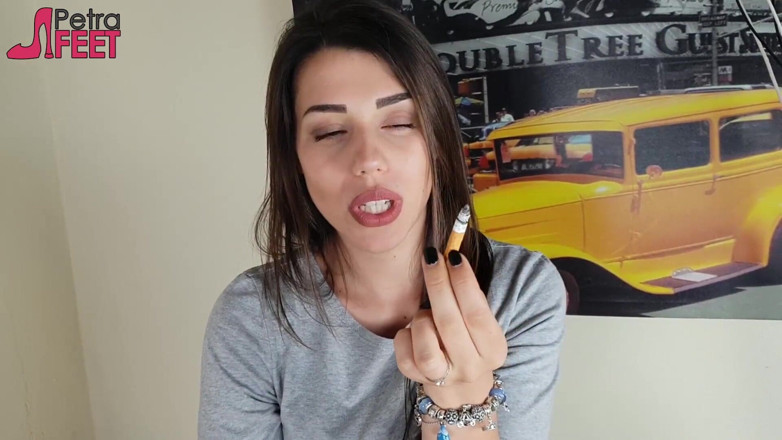 Smokin Fetish: La splendida mora fuma un sigaro nella sua camera da...