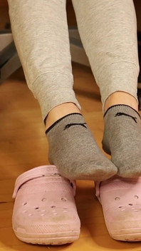 Brudne szare skarpetki trampki w różowych chłostkach - casual foot złośliwiec