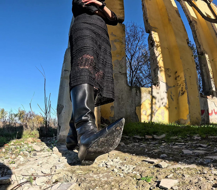 Mistressyammyboots: 私の前に横たわってください - すべてのステップがあなたの場所です、奴隷