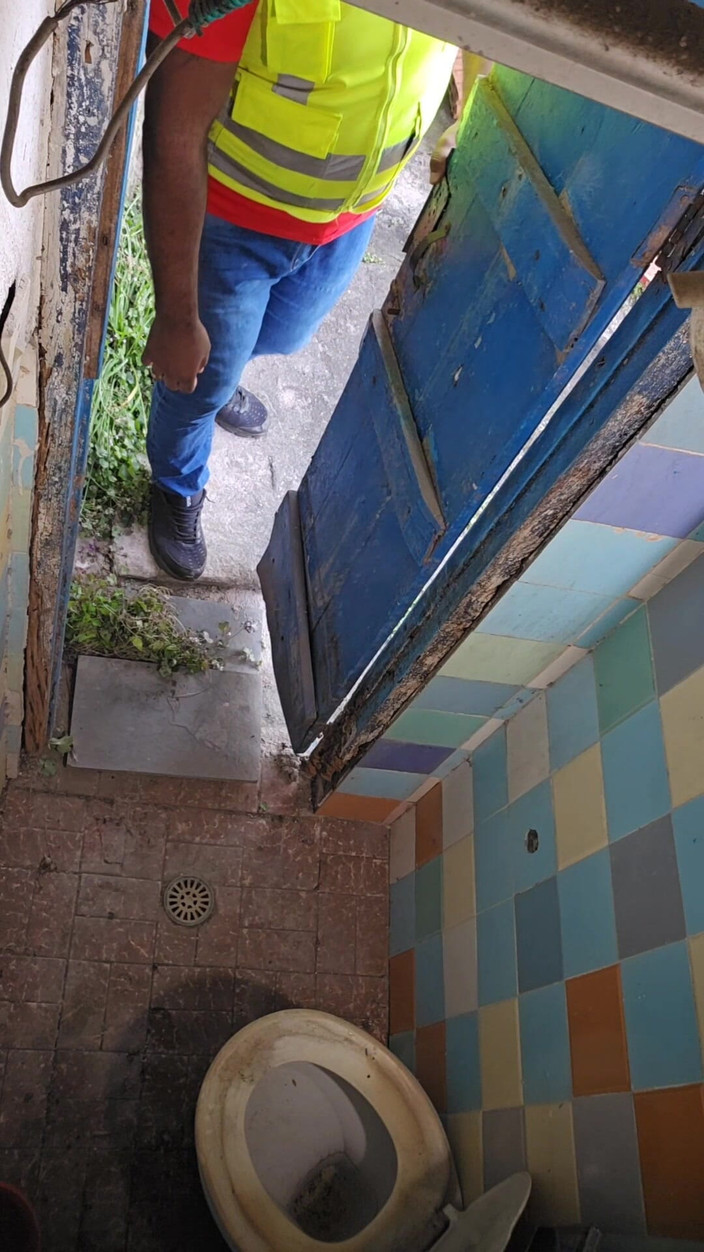 SEX GAY AMATEUR: Arbetaren knullar min röv på toaletten på jobbet