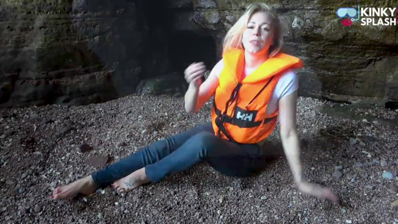 UKCuteGirl Lucy Lauren: Flytväst och jeans på stranden