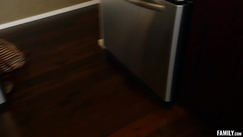 Kinky Family: Con cu to bất ngờ cho chị kế