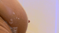 Erotic Planet Studio: マンディ・ブライトの濡れたお尻が蒸気のシャワーで激しく突かれ吸われる