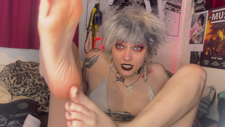 Glitterqueen1999: Nožní dominance Goth boty a chodidla je čichají