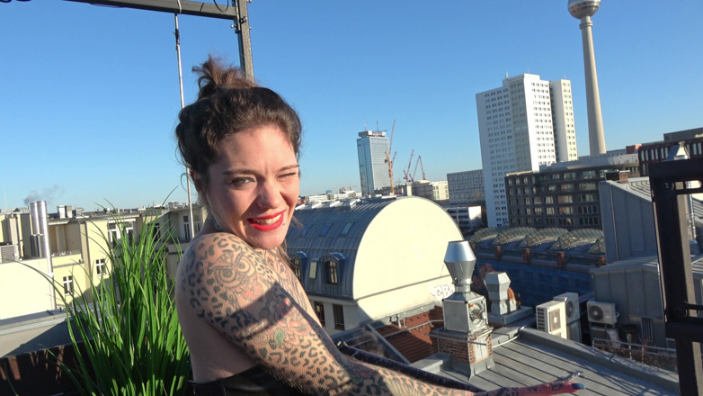 SnakeDave studio: Fellation spontanée sur les toits de Berlin