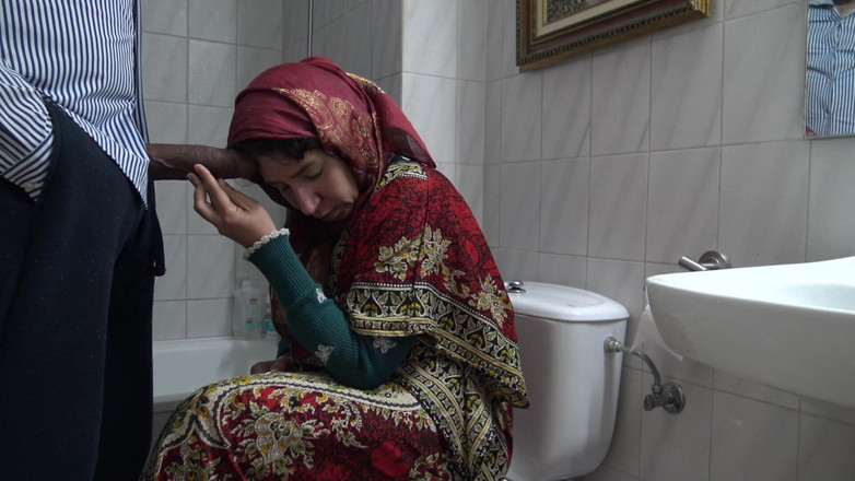 Souzan Halabi: 아프리카 이민자가 미시 입에 사정할 수 있도록 빨아주는 쿠르드 할머니