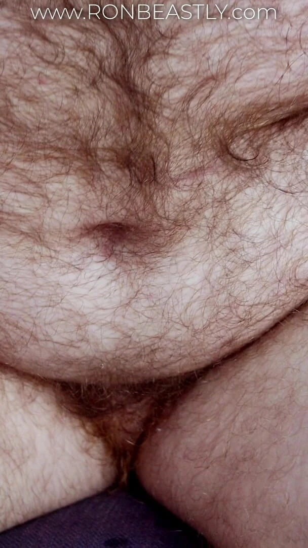 RonBeastlyFTM: 털이 무성한 보지에서 계란을 밀어내는 트랜스 가이