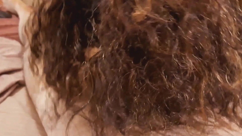 LadyRoma: 我发现我的继兄在自慰，最后我们做爱了