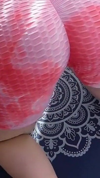 Tôi đụ cặp mông to tròn trịa của sinh viên Người Pháp của tôi trong chiếc quần tập yoga khít khao của cô ấy!