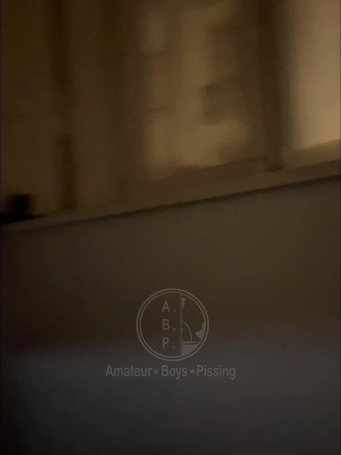 AmateurMates: L-am prins pe acest băiat pișându-se în fața ferestrei mele, așa...