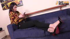 Foot Fetish HD: Sinnliche brünette petra stellt ihre sexy füße zur schau