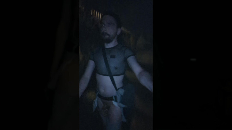 kinkygaynudist: Cammina Da Solo Di Notte - Ma Sa Che Qualcuno Sta...