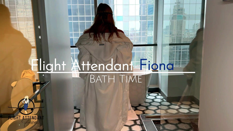 Flight Attendant Fiona: Divertimento in vasca con un dildo