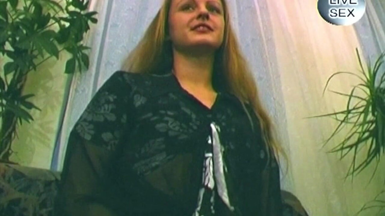 German bitch hunter: Puta rubia se estira el coño con una enorme inserción...