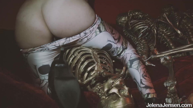 Jelena Jensen: Jelena Jensen İskeletler