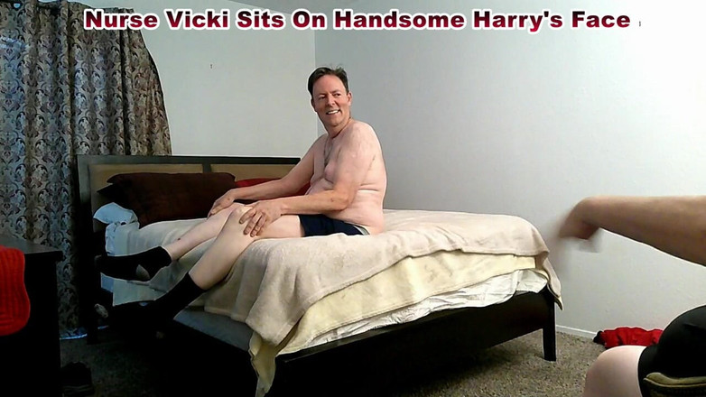 BBW nurse Vicki adventures with friends: Y tá Vicki ngồi trên khuôn mặt của Harry đẹp trai!