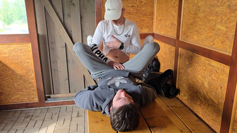 boyzxy212: Riskantní šukání bez sedla s mým gay klukem venku