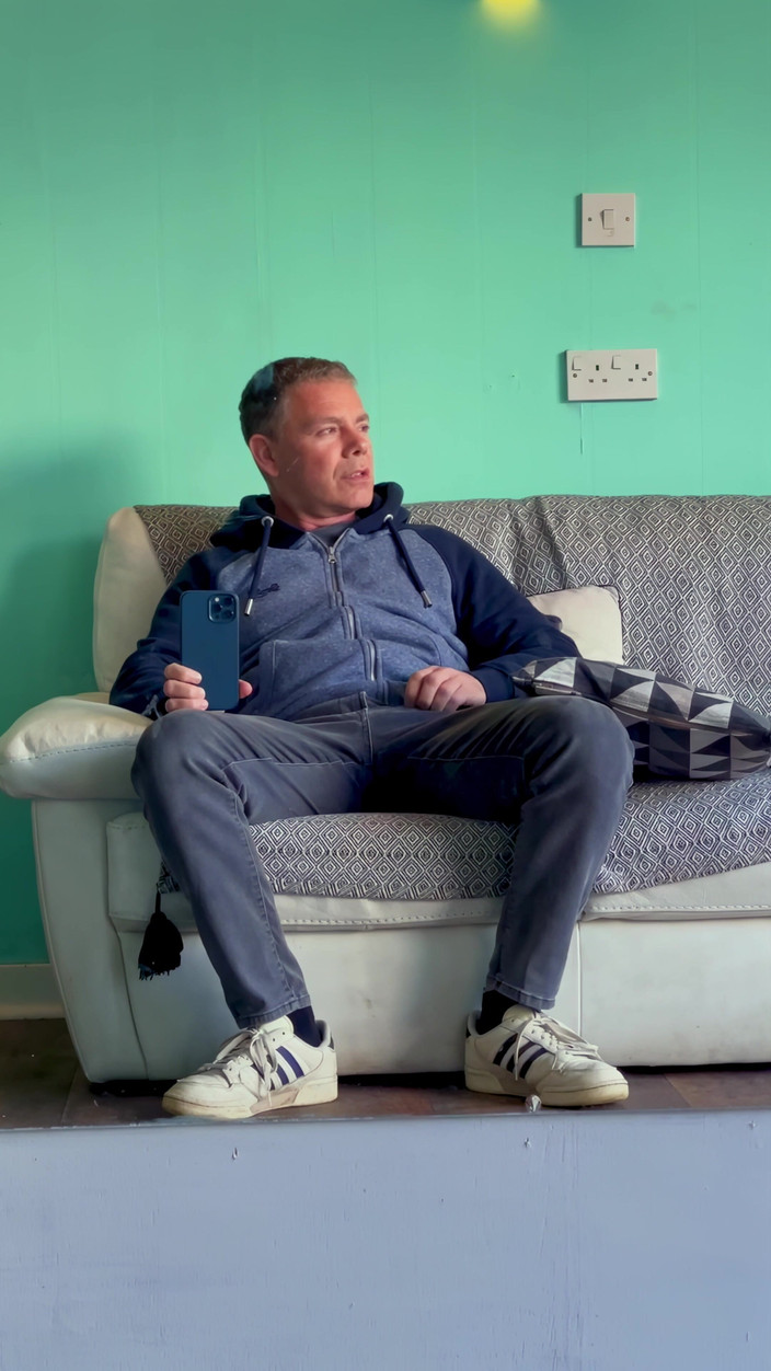 NakedFoxx: Rischioso barbiere sborra sgrillettando fino all'orgasmo con persone vicino