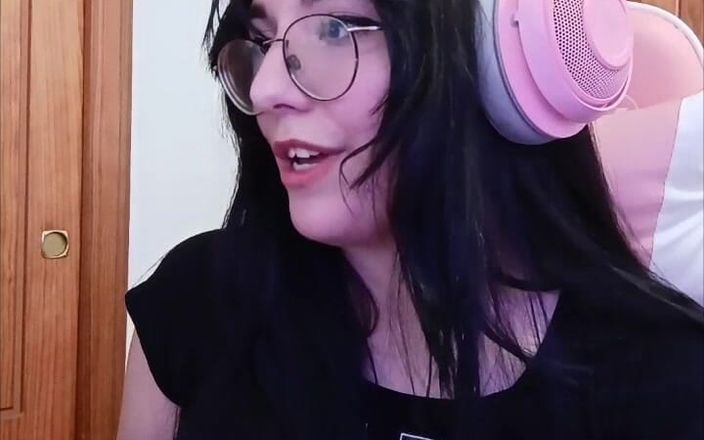 Softbrattypuppy: Ragazza ragazza gamergirl ti rende cornuto