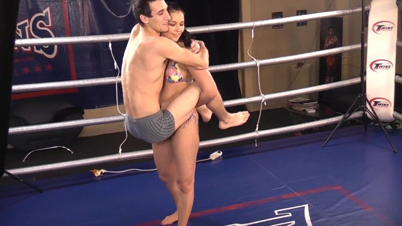 European Lift and Carry Club: Skinny dude and sexy babe in the ring