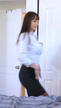 배다른 아들의 Xl 크기 콘돔을 찾은 후 발정난 새엄마 - Lexi Luna -