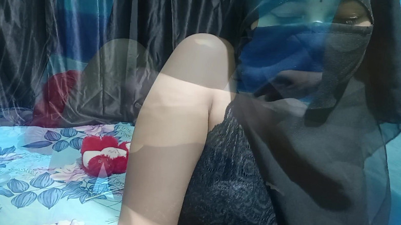 Dearshivani: Seorang gadis muslim menumpukan batang besar daripada teman lelakinya