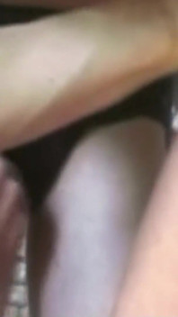 Doamnă sexy slabă în aer liber în timpul unui sex în trei cu doi tipi care sunt futuți anal
