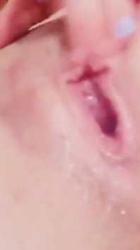 Teen manželka je doma sama a nadržená, masturbuje Hor manžílka