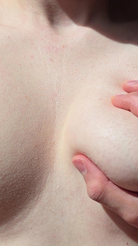 彼は私の熱いおっぱいを弄び、官能的な手コキの後にそれらに乗ってきます!