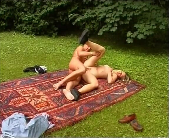 Deutsche Frauen: Pasangan amatur dari Jerman berkongkek di luar rumah