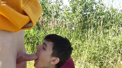 Matty And Aiden: Genç eşcinseller Matty ve Aiden açık havada eğleniyor