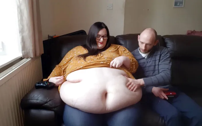 SSBBWLadyBrads: SSBBW gaming with belly play