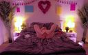 Kinky home: Korthårig blond Emily onanerar på sängen. 4K
