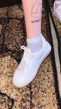 Fußfetisch Turnschuhe Socke und nackte Füße / sfw
