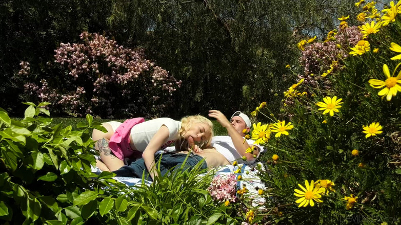 Out Of The Family: Adik tiri kenzie reeves dan saudara tirinya yang super hot...