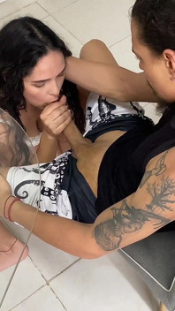La mia sorellastra se n'è andata e la sua grande migliore amica latina mi ha fatto una sega! - Porno in spagnolo