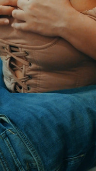 Une maman à gros nichons fait une branlette espagnole glissante à son beau-fils excité, des mamans à gros nichons huilés, branlette maison amateur réelle