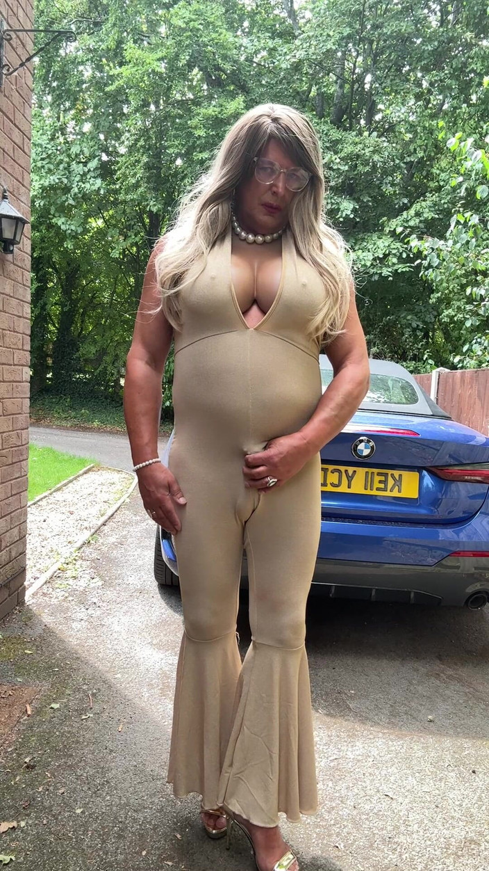 Kelly CD 2022: 穿着金色弹力紧身连衣裤和高跟鞋的性感 Crossdresser Kellycd2022