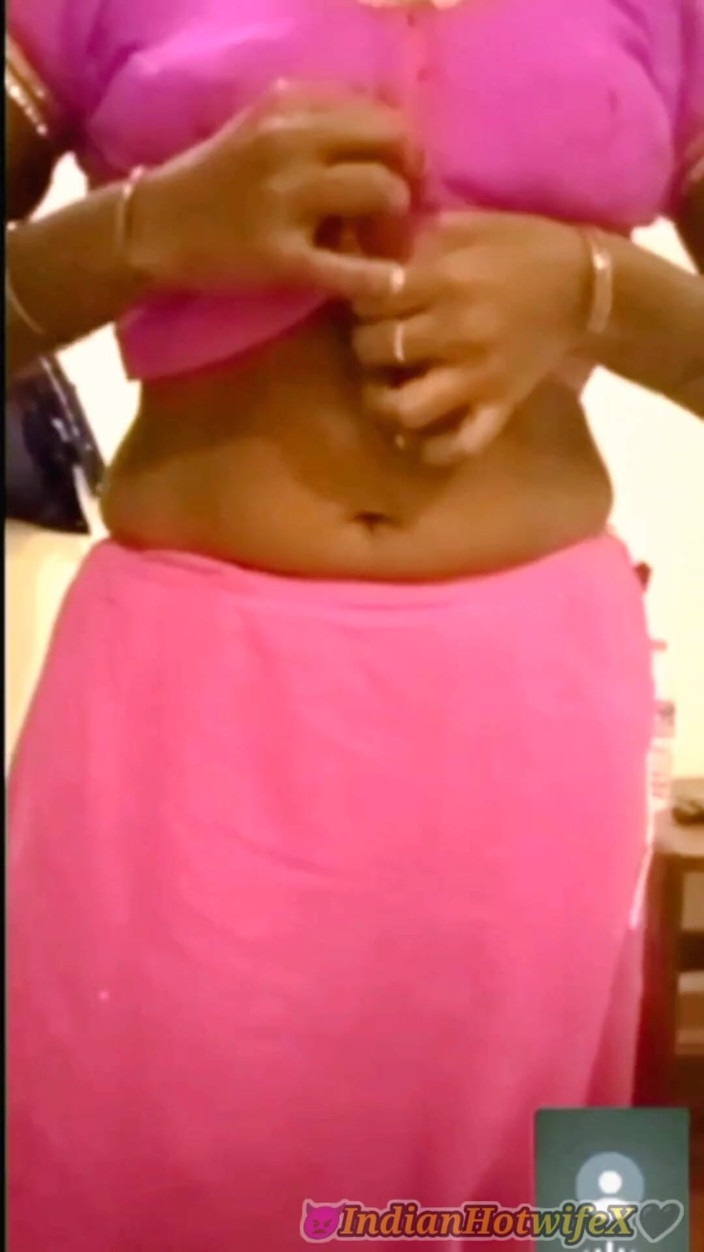 RenuRaj: Tamil Desi amateurvrouw Renus grote zwarte kont wordt getoond aan...