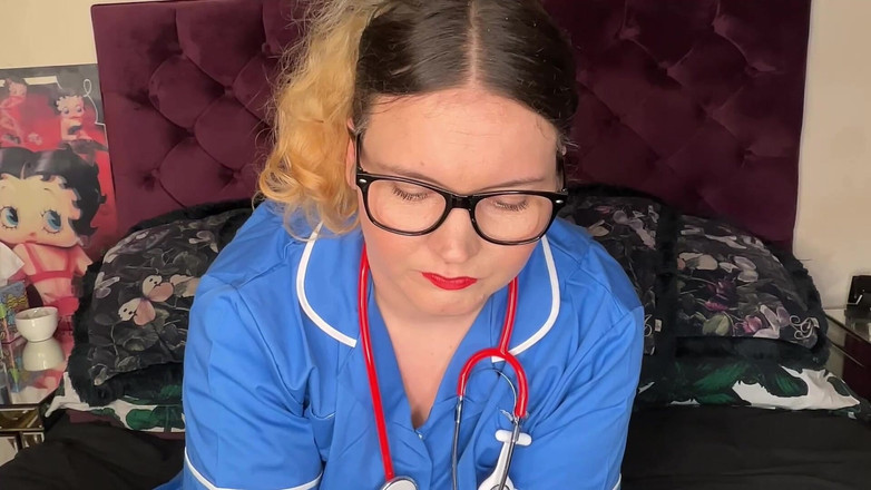 MissFFW: Hemşire ffw ezikle iğneli yarakla alay ediyor