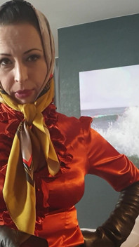Una Signora in calze ed un velo setoso