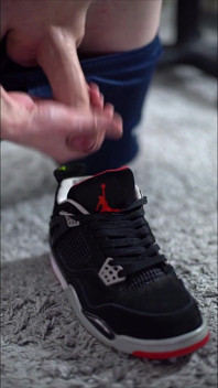 Spiel mit Jordan Retro Iv Turnschuhen und Cumming Inside