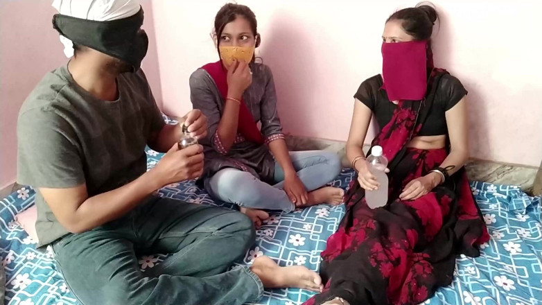 HousewifeGeeta: Knullad granne styvmamma och flicka tillsammans! Desi trekant på hindi