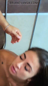 Uprawiam seks pod prysznicem z gorącą latynoską MILF Silvaną Lee - Brian Evansx