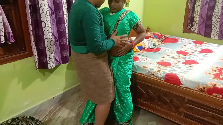 Popmini: घर का मालिक फर्श की सफाई करते हुए बिस्तर पर नौकरानी के साथ हार्डकोर चुदाई कर रहा है