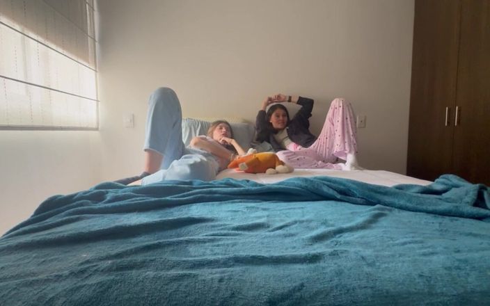 scarlettandc: Due ragazze si divertono in un gruppo di migliori amiche