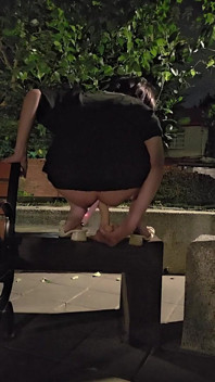 Sevimli sahte kız Tingxuan dışarıda iki dildo sürüyor
