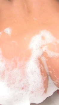 Sedutora morena gata se dedando para orgasmo explosivo na banheira
