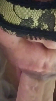 Istri sange menyempurnakan blowjob yang bagus untuk menyenangkan kekasihnya