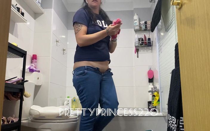 Pretty princess: Pulizia in bagno scopata anale